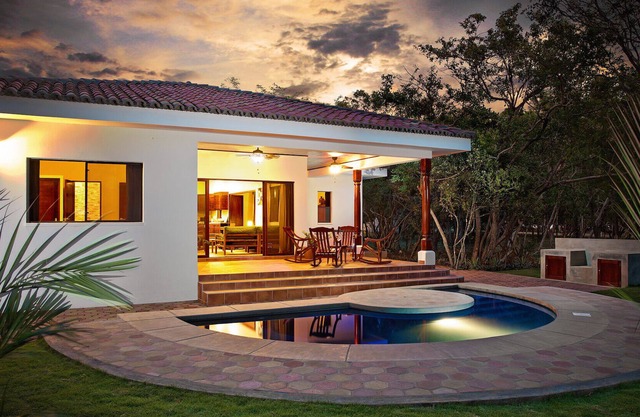 Casita cómoda con una pequeña piscina - pasos de la playa, el restaurante y la rotura de la resaca