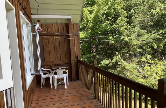 Comfortable chalet on the shores of Lake Howard, 20 minutes from Mont-Laurier
