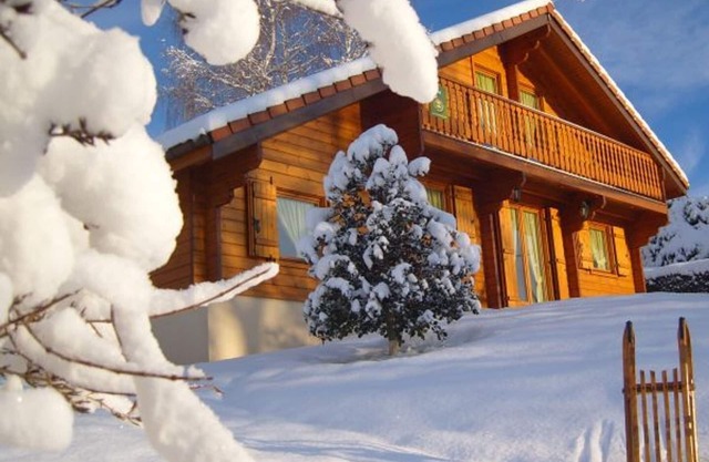 Chalet confortable en Cleurie con WIFI, chimenea y terraza