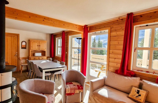 Chalet acogedor con estufa y terraza, 3 habitaciones, garaje, mascotas permitidas