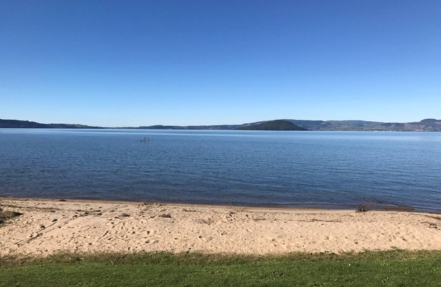 Cómoda casa de personajes cerca del lago Rotorua, wifi rápido, Netflix gratis.