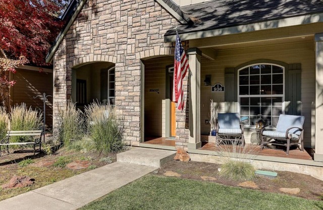 Comfortable & charming 2 story home in Sisters Oregon!