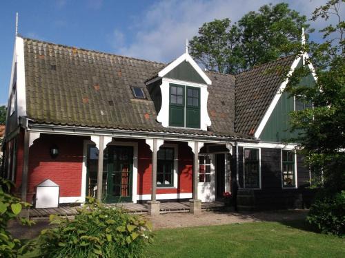Comfortable Coastal Getaway
