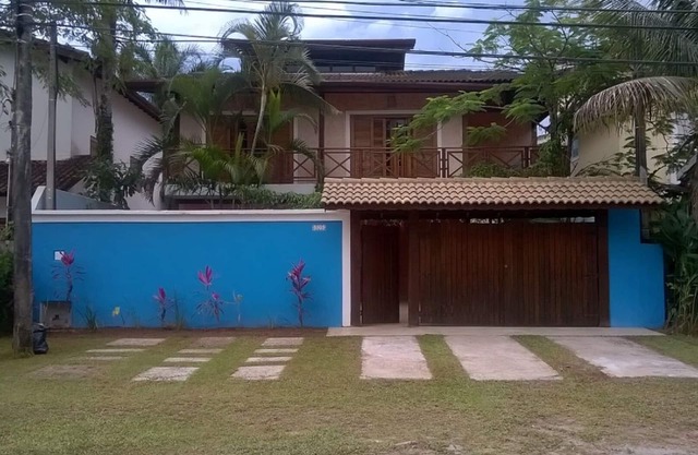 Cómoda casa de estilo colonial con 5 suites cerca de la playa.