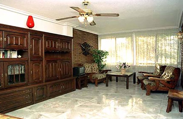 Apartamento confortable y climatizado con tres dormitorios, rodeado de jardines.