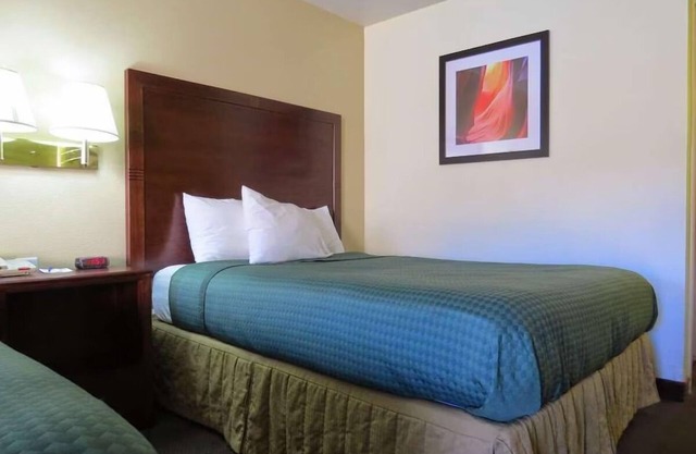 Comfortable Couple Stay w/ Free Breakfast & Pool A