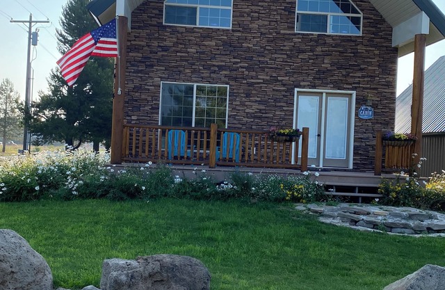 Comfortable cozy cabin, accessible to Snowmobile & ATV trails & Fly Fishing