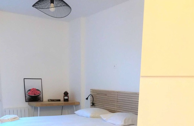 Comfortable designer apartment (Free Parking) 10 minutes from Bordeaux