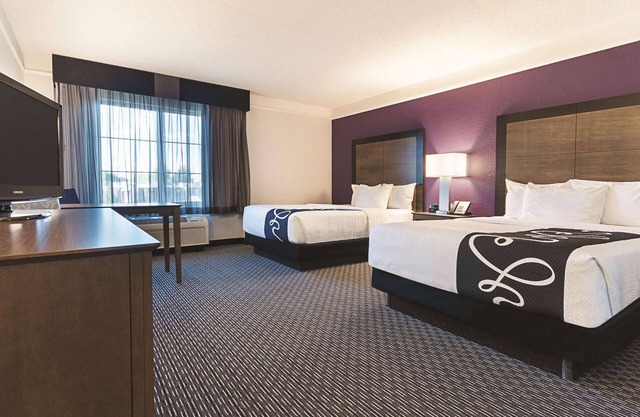Comfortable Double Room at La Quinta Inns & Suites, Pool, Near Redlands Mesa