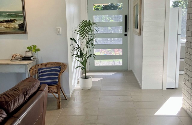 Comfortable, family-friendly Beach House - listen to the ocean from the deck.