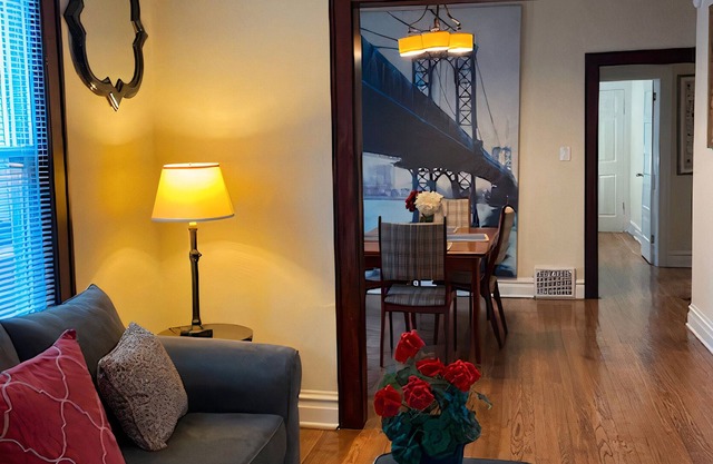 Comfortable Family Home In Great Location Near Downtown, Chicago, And Six Flags