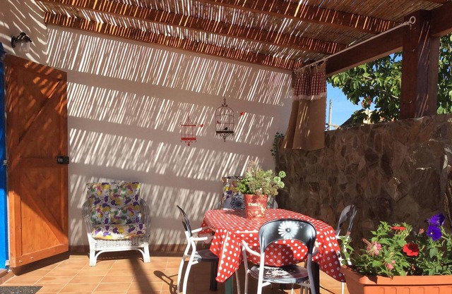 Cómoda casa familiar con jardín en la aldea de Biancareddu.