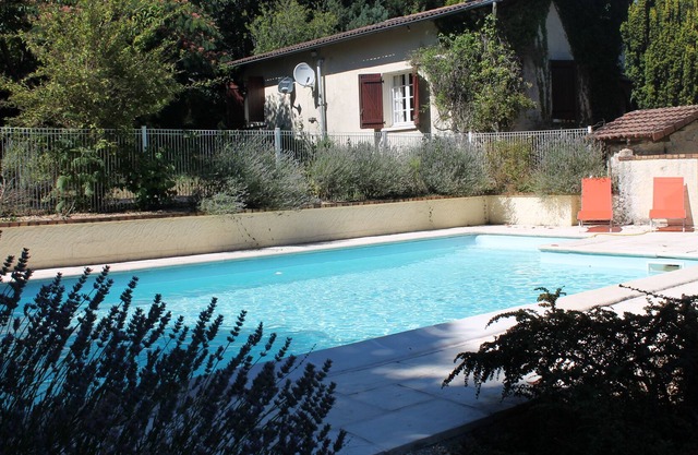 Propiedad bellamente restaurada, piscina privada en terrenos fabulosos.