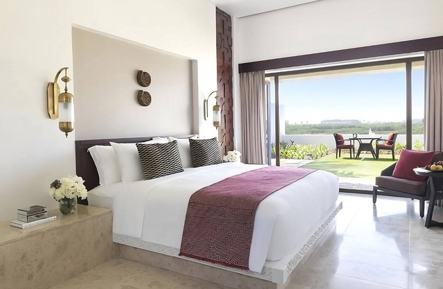 Comfortable Guest Villa! Free Parking, Onsite Swimming Pool & Spa, Seafront!