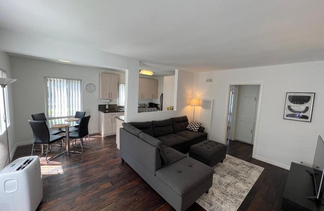 Comfortable & Hip 1 Bedroom Apartment at Center of WeHo