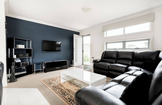 Comfortable Home 10 Minutes from CBD Wifi & Garage