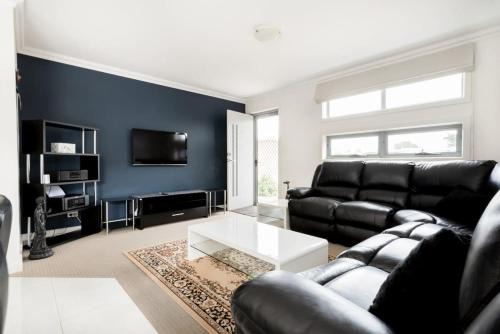 Comfortable Home 10 Minutes from Town - Wifi and Garage