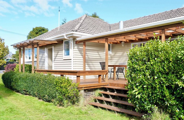 Comfortable Home, Big Backyard