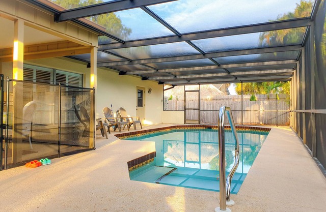 Comfortable home, heated salt-cell pool with child-safety, 10 min from the beach