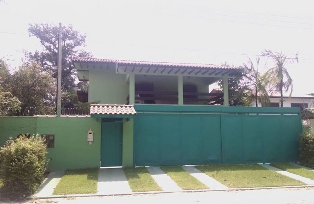 Cómoda casa con cuatro suites con piscina y zona de ocio, a 200 metros de la playa