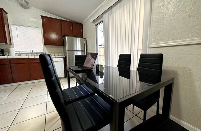 Comfortable House w/ Wi-Fi/TV