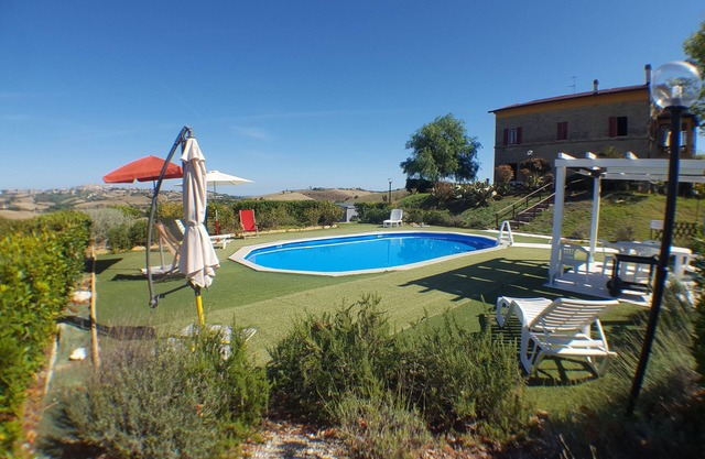 Cómoda villa con piscina privada cerca del mar en el campo de Las Marcas