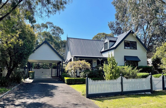 Comfortable large family home, pet friendly, short stroll to beach