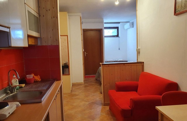 Pequeño y encantador apartamento en una villa rodeada de vegetación de un gran jardín.