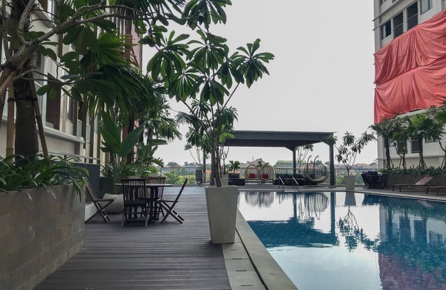 Comfortable Pool View Studio Room at LRT City Jatibening Apartment