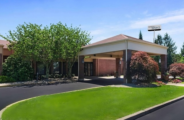Comfortable Room Near Easton's Beach, w/ Indoor/Outdoor Pool