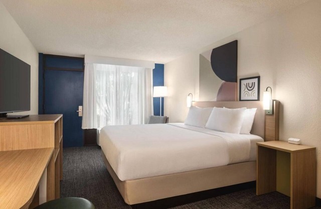 Comfortable Room w/ Free Breakfast, Pool & Pet-Friendly Near Beaches