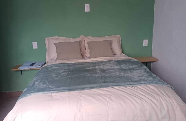 Habitación cómoda con baño privado a un lado de plaza candiles en Querétaro