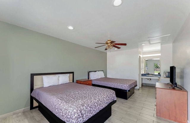 Comfortable Room w/ Complimentary Breakfast - Perfect for a Restful Stay