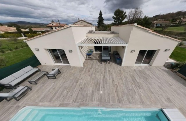 Comfortable single-storey villa, sleeps 6, with heated pool
