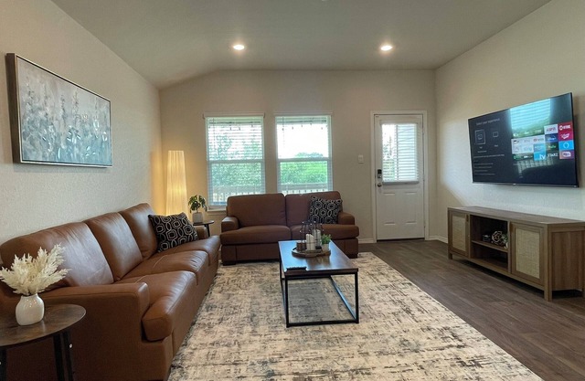 Comfortable single story home 3 bed 2 bath Garage