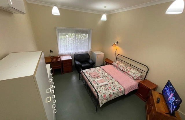 Comfortable spacey cottage, 7.5km to city centre.