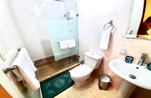 Amplio y confortable apartamento con vista al mar.