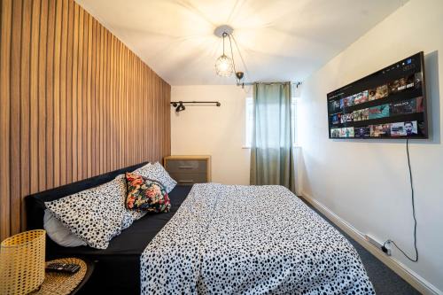 COMFORTABLE SPARE ROOM with KING SIZE BED, Near Sheffield Centre