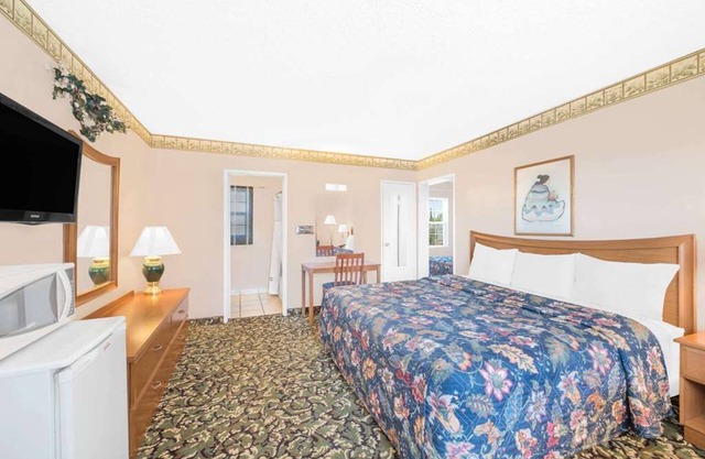 Comfortable Stay Close to West of the Pecos Museum! Free Breakfast Included!