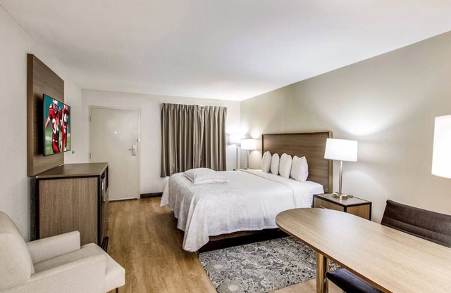 Comfortable Stay Near Addison Circle Park - Couple Stay w/ Pool Access