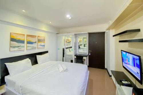 Comfortable Stay Studio at Kebagusan City Apartment By Travelio