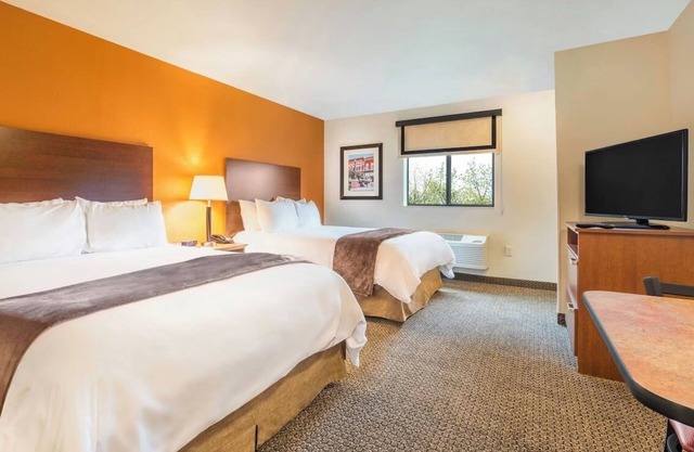 Comfortable Stay with Free Parking – Walk to Shops, Restaurants & Entertainment