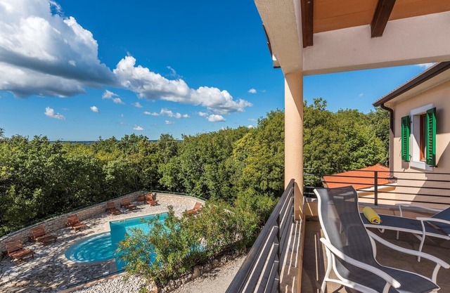 Villa Maggie with shared pool in Resort Vlakovo