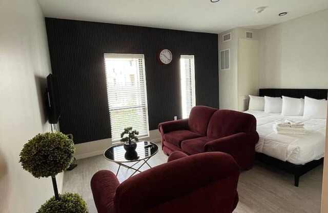 Comfortable Studio Unit with Queen Size Bed