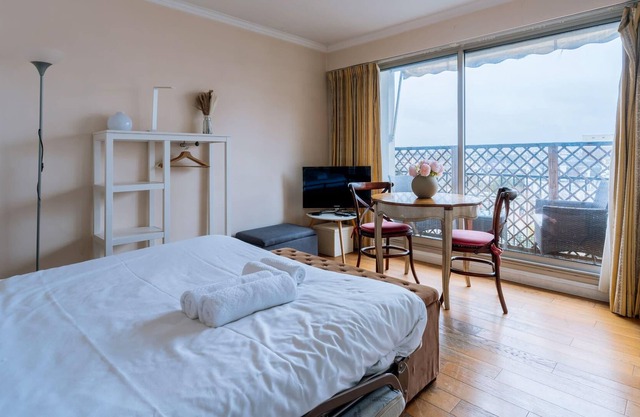 Studio In Paris 16th With Balcony