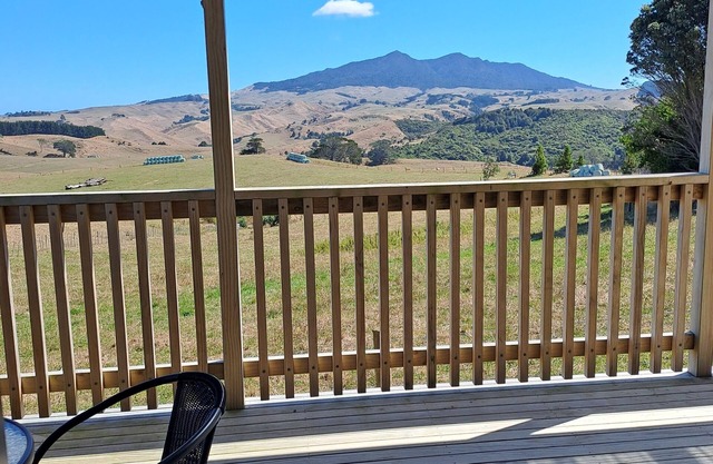 Comfortable studio with stunning mountain & ocean views – Your perfect getaway!