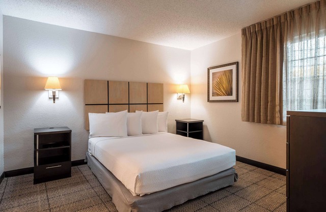 Comfortable Suite Near Airport w/ Full Kitchen & Free Parking