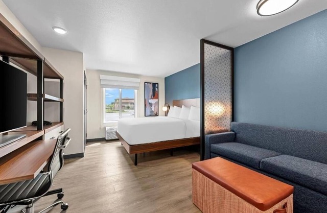 Comfortable Suite with Immediate Access to Local Attractions