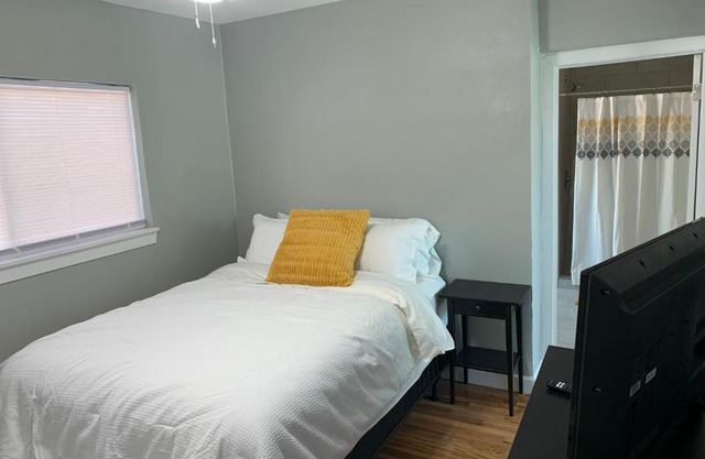 Comfortable Suite with private entrance & private bathroom
