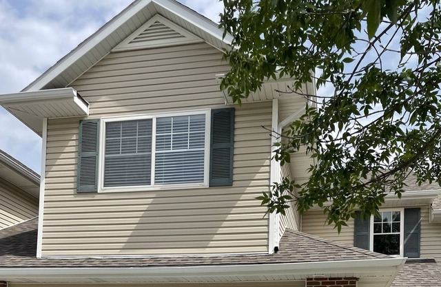 Comfortable townhome close to many amenities and restaurants